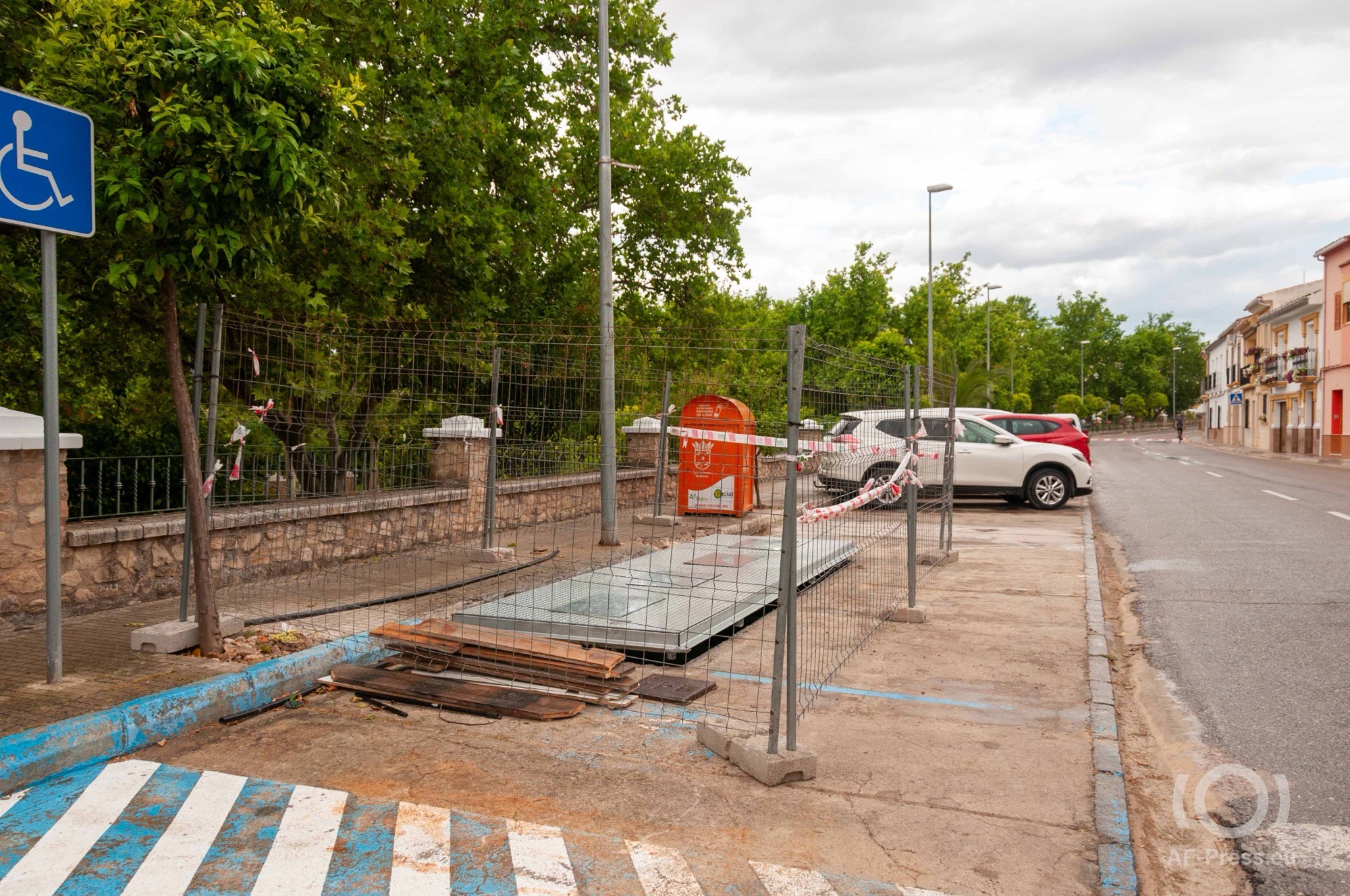 Avanzan las obras de soterramiento de contenedores en Albendín